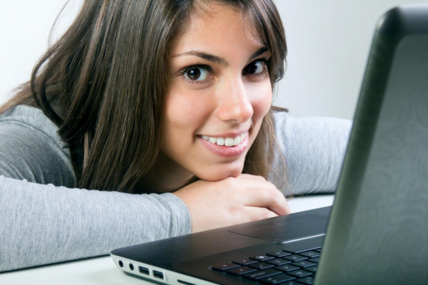 Estudiante trabajando en modelos financieros con laptop y documentos