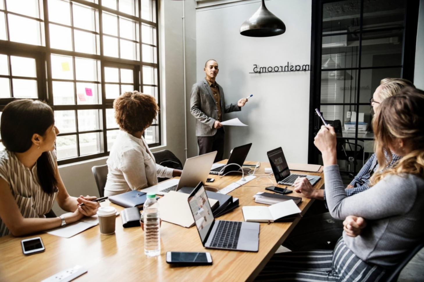 Profesional trabajando en modelos financieros complejos